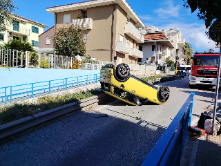Grottammare, auto si ribalta in via Alighieri: illesa la conducente